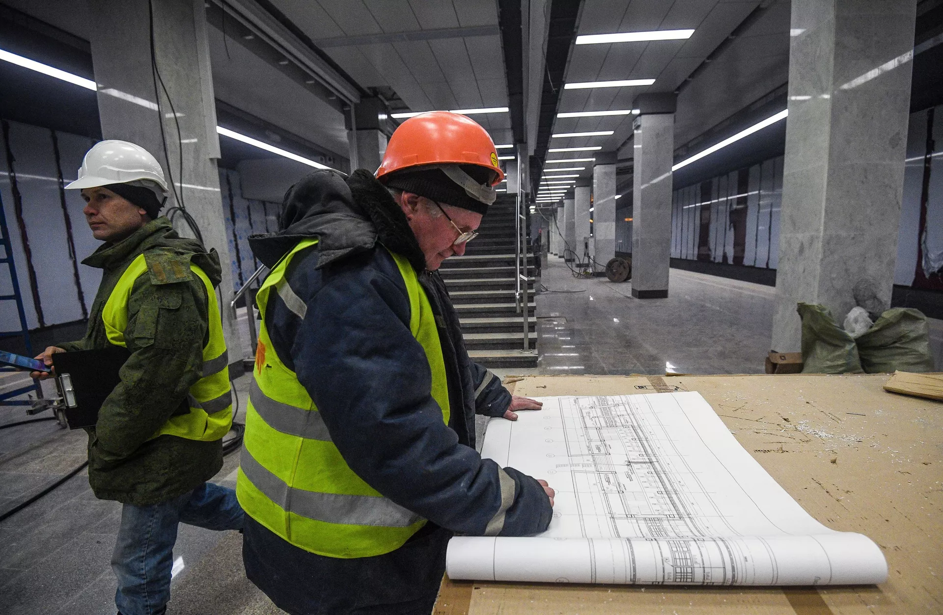 Инженер на строительстве станции Московского метрополитена Коммунарка на Сокольнической линии Инженер на строительстве станции Московского метрополитена Коммунарка на Сокольнической линии