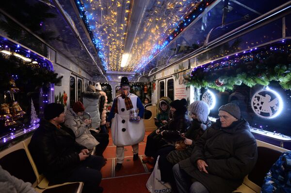 Пассажиры Рождественского вагона в составе Новогоднего поезда Московского метрополитена - Sputnik Южная Осетия