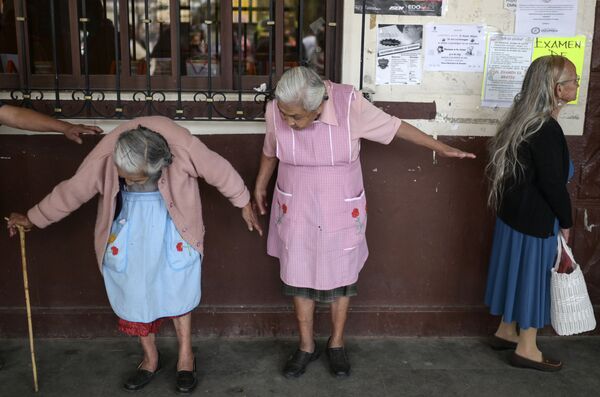 Женщины в очереди на регистрацию по программе социальной помощи, Озумба, Мексика - Sputnik Южная Осетия