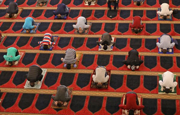 Пятничная молитва во время священного месяца Рамадан в мечети Мухаммеда аль-Амина в Бейруте - Sputnik Южная Осетия