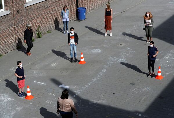 Учителя и ученики соблюдают правила дистанцирования на открытии школы после вспышки коронавируса в Джумете, Бельгия  - Sputnik Южная Осетия