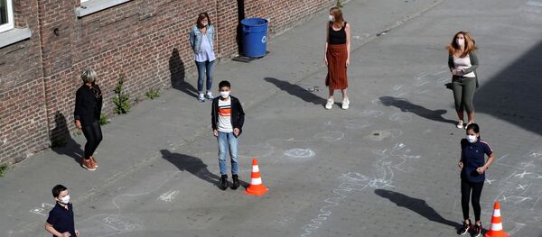 Учителя и ученики соблюдают правила дистанцирования на открытии школы после вспышки коронавируса в Джумете, Бельгия  Учителя и ученики соблюдают правила дистанцирования на открытии школы после вспышки коронавируса в Джумете, Бельгия  - Sputnik Южная Осетия