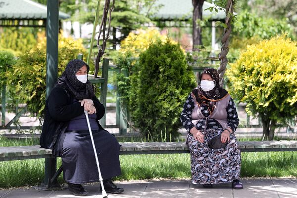 Пожилые женщины в медицинских масках на скамейке в одном из парков Анкары, Турция - Sputnik Южная Осетия