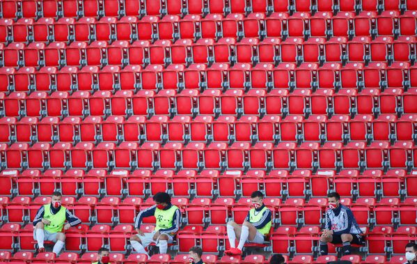 Футболисты на трибунах соблюдают социальную дистанцию во время матча «ФК Юнион Берлин» - «Бавария» в Берлине, Германия - Sputnik Южная Осетия