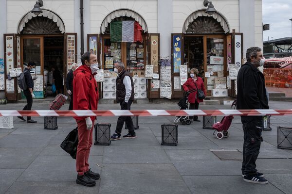 Люди соблюдают социальную дистанцию в очереди на продовольственном рыке Porta Palazzo в Турине, Италия - Sputnik Южная Осетия