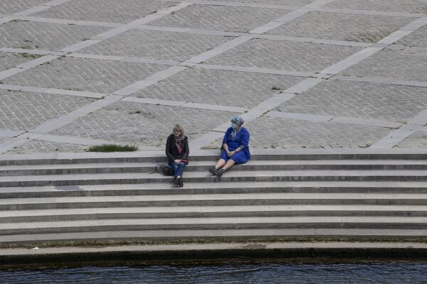 Женщины на набережной Сены в Париже - Sputnik Южная Осетия