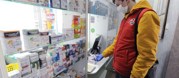 Покупатель в аптеке Покупатель в аптеке - Sputnik Южная Осетия