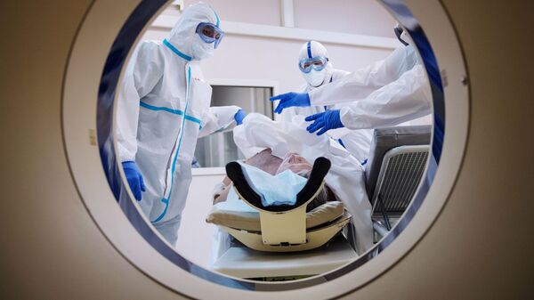 Медицинские работники готовят пациента к проведению компьютерной томографии - Sputnik Южная Осетия