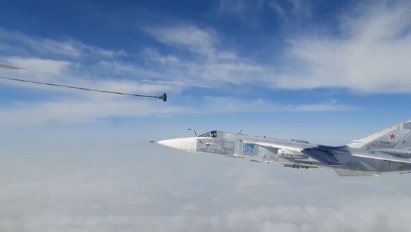Экипажи фронтовых бомбардировщиков Су-24М отработали дозаправку в воздухе - Sputnik Южная Осетия