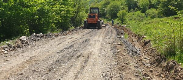 В Южной Осетии проводят ремонт дороги к высокогорному селу В Южной Осетии проводят ремонт дороги к высокогорному селу - Sputnik Южная Осетия