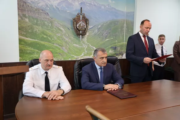 Бибилов похвалил чекистов за борьбу и с внешним врагом, и с коронавирусом Бибилов похвалил чекистов за борьбу и с внешним врагом, и с коронавирусом - Sputnik Южная Осетия