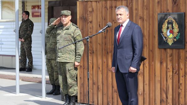 Президент Анатолий Бибилов на торжественном построении в Минобороны РЮО  - Sputnik Южная Осетия