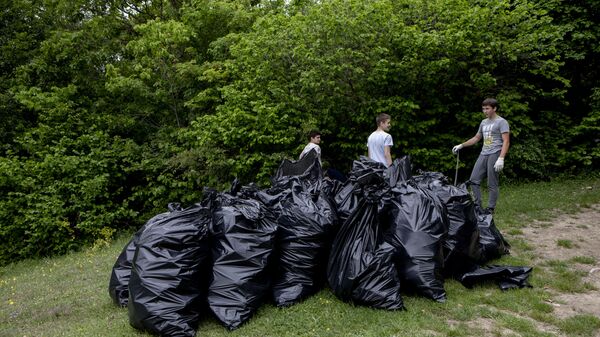 Субботник, организованный Комитетом по молодежной политике, туризму и спорту. - Sputnik Южная Осетия