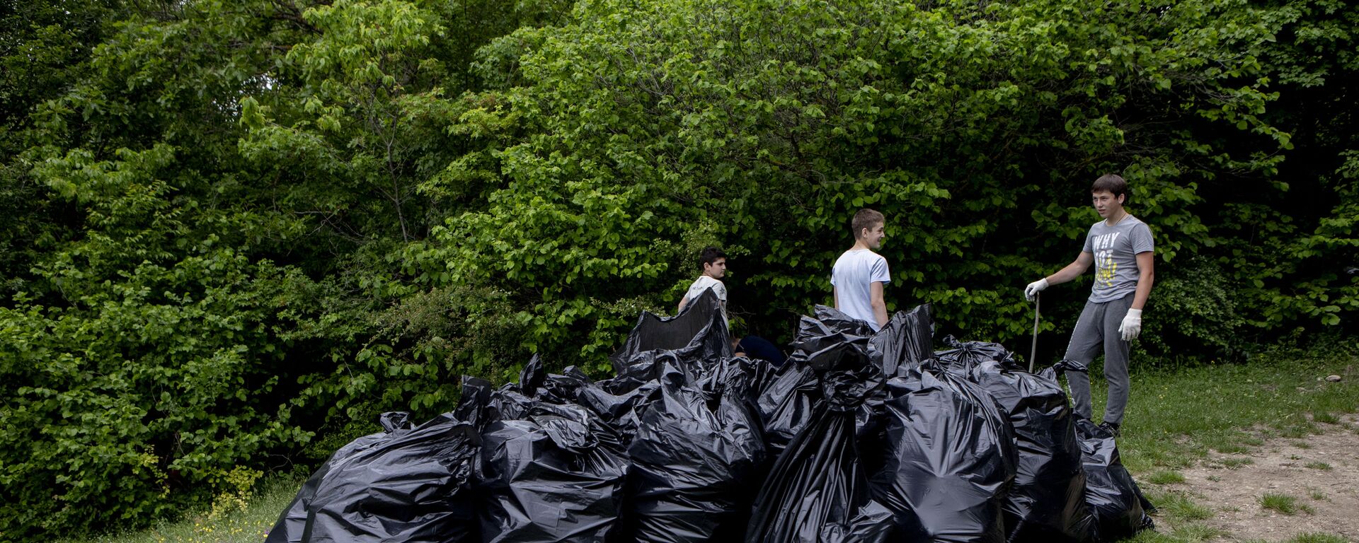 Субботник, организованный Комитетом по молодежной политике, туризму и спорту. - Sputnik Южная Осетия, 1920, 15.04.2026
