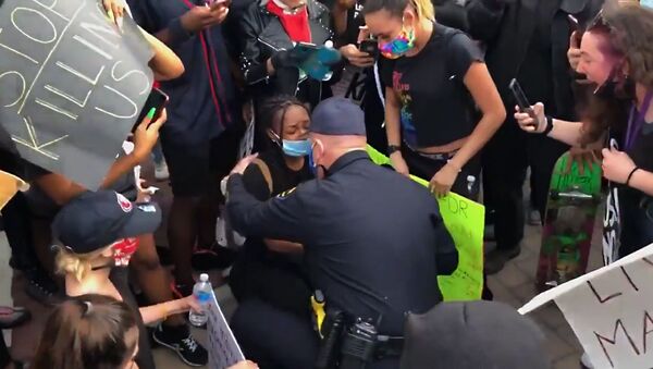 Мы любим вас: американский полицейский встал на колени перед протестующими в Калифорнии - Sputnik Южная Осетия