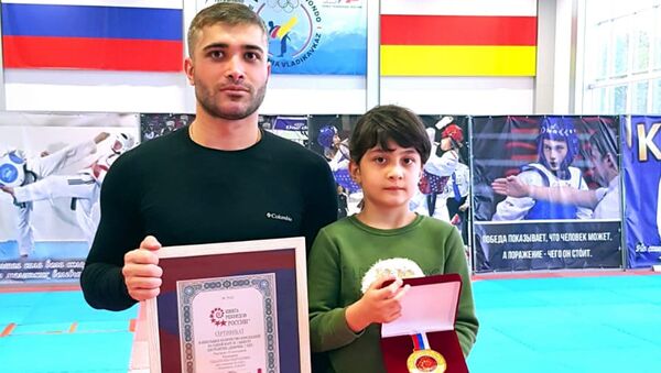 Семилетняя Ева Геладзе из Осетии, побив мировой рекорд, попала в книгу рекордов Гиннесса - Sputnik Южная Осетия