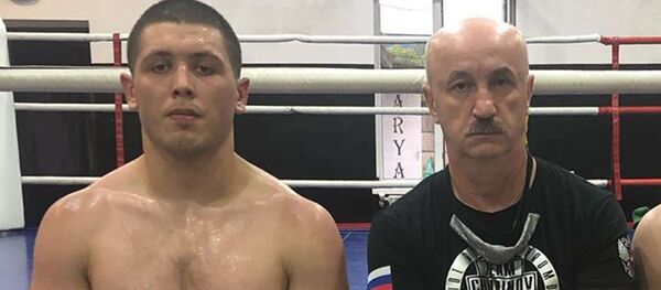 Артур Кудухов (слева) и его тренер Виталий Сланов Артур Кудухов (слева) и его тренер Виталий Сланов - Sputnik Южная Осетия