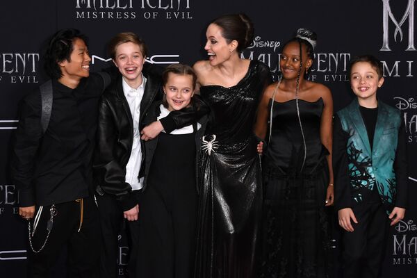 Актриса Анджелина Джоли с детьми в Голливуде  - Sputnik Южная Осетия