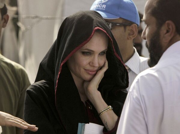 Американская актриса Анджелина Джоли во время посещения лагеря в Пакистане  - Sputnik Южная Осетия