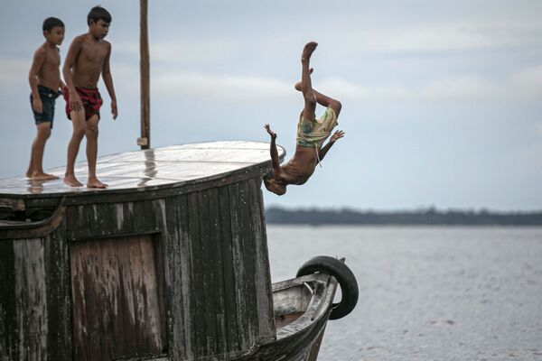 Дети прыгают в воду в бухте Мелгако, к юго-западу от острова Марахо, Бразилия - Sputnik Южная Осетия