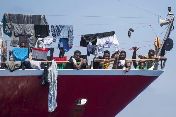 Мигранты сушат свою одежду на борту катера в 20 километрах от Мальты - Sputnik Южная Осетия