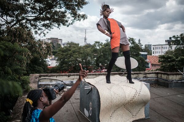 Кенийский фотограф Barbara Minishi и модный стилист Wambui Thimba во время фотосессии на крыше дома в Найроби, Кения - Sputnik Южная Осетия