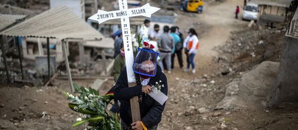 Родственник жертвы коронавируса несет крест по кладбищу на окраине Лимы, Перу Родственник жертвы коронавируса несет крест по кладбищу на окраине Лимы, Перу - Sputnik Южная Осетия