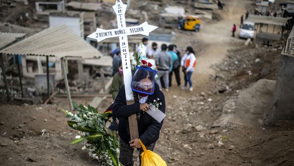 Родственник жертвы коронавируса несет крест по кладбищу на окраине Лимы, Перу - Sputnik Южная Осетия