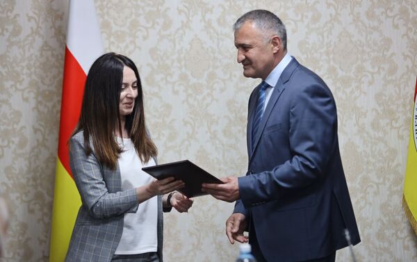 Награждение социальных работников Южной Осетии - Sputnik Южная Осетия