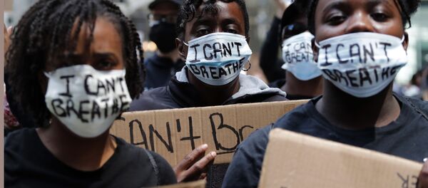 Участники протеста в масках с надписями I Can't Breath на одной из улиц Чикаго Участники протеста в масках с надписями I Can't Breath на одной из улиц Чикаго - Sputnik Южная Осетия