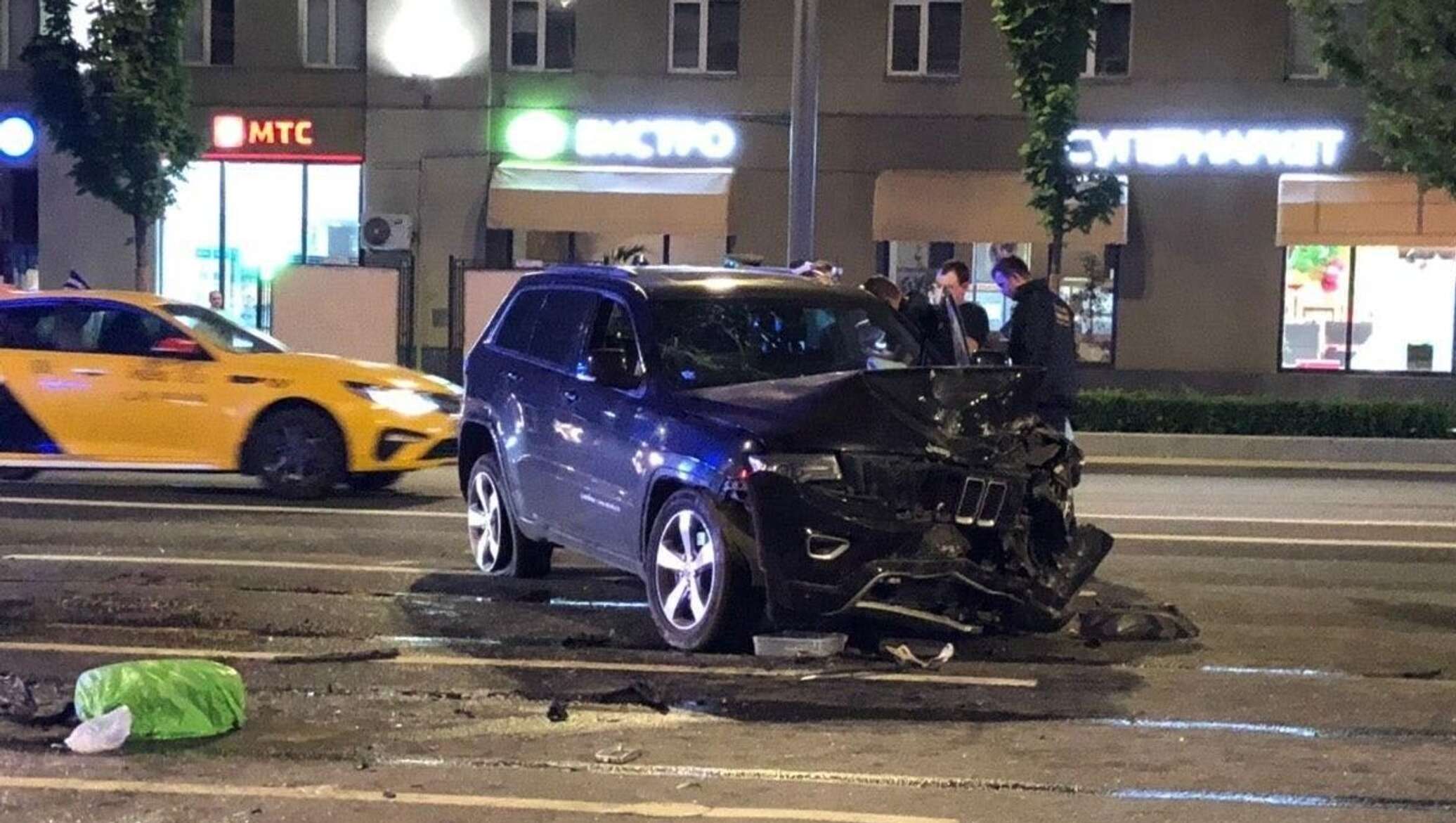 Человек который попал в дтп. Человек который попал в дтп. Человек который попал в дтп. Человек который попал в дтп. Люди спорят у машины.