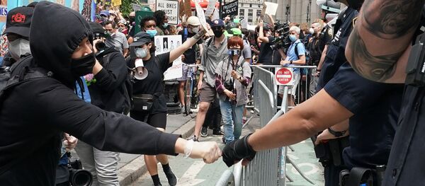 Хаос у ворот: как американские политические силы используют протесты в США - Sputnik Южная Осетия