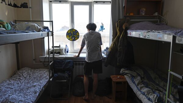 Студент в своей комнате в общежитии вуза - Sputnik Южная Осетия