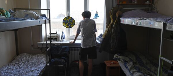 Студент в своей комнате в общежитии вуза - Sputnik Южная Осетия