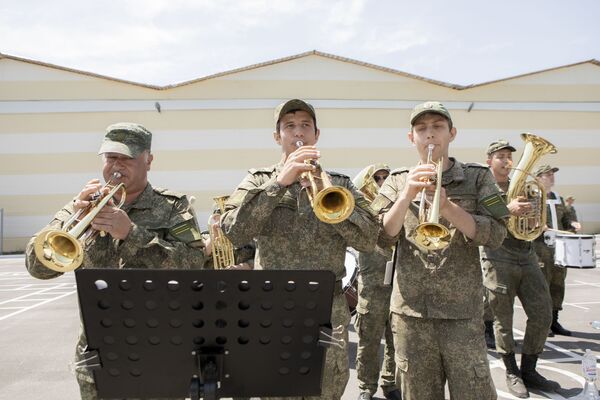 Ӕфсӕддон цӕттӕдзинад: куыд репетици кӕнынц Цхинвалы Уӕлахизы парад Ӕфсӕддон цӕттӕдзинад: куыд репетици кӕнынц Цхинвалы Уӕлахизы парад - Sputnik Хуссар Ирыстон
