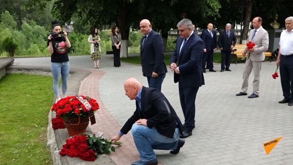 В столице Южной Осетии возложили цветы к мемориалу Вечный огонь - видео церемонии - Sputnik Южная Осетия