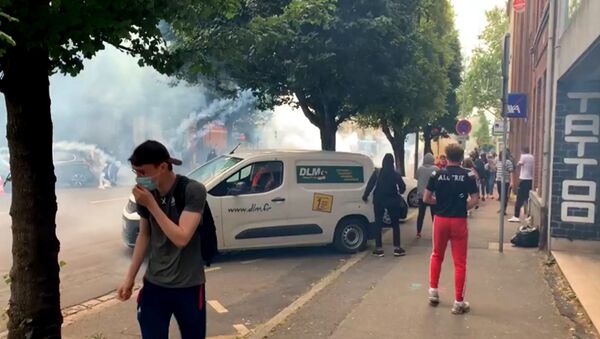Французская полиция слезоточивым газом разогнала протестующих против расизма - Sputnik Южная Осетия
