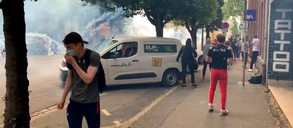 Французская полиция слезоточивым газом разогнала протестующих против расизма Французская полиция слезоточивым газом разогнала протестующих против расизма - Sputnik Южная Осетия