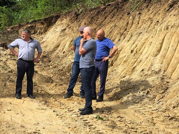 Коммунальщики Дзауского района РЮО устраняют последствия ливней и оползней Коммунальщики Дзауского района РЮО устраняют последствия ливней и оползней - Sputnik Южная Осетия