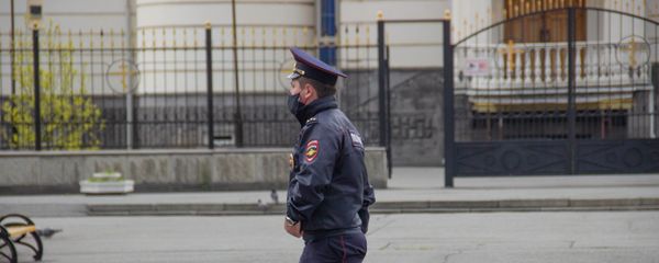 Сотрудник полиции в медицинской маске во Владикавказе. Архивное фото  - Sputnik Южная Осетия