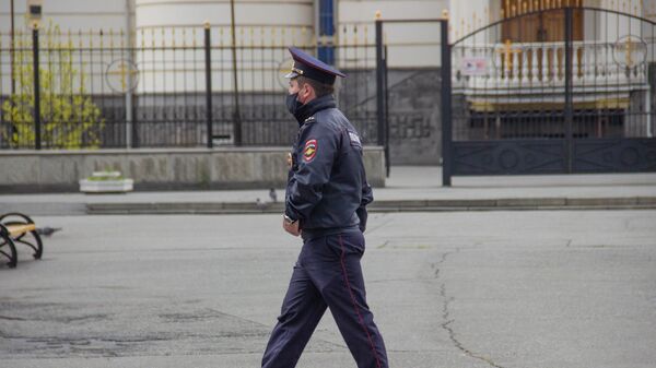 Сотрудник полиции в медицинской маске во Владикавказе. Архивное фото  - Sputnik Южная Осетия