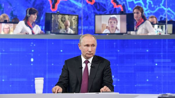 Трансляция прямой линии с президентом России Владимиром Путиным - Sputnik Южная Осетия