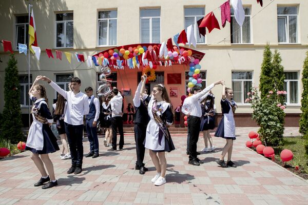 Выпускники 19 школы. 12 Школа Цхинвал. Знаур Южная Осетия школа. Школа 3 Цхинвал Южная Осетия. Школа номер 11 Южная Осетия.