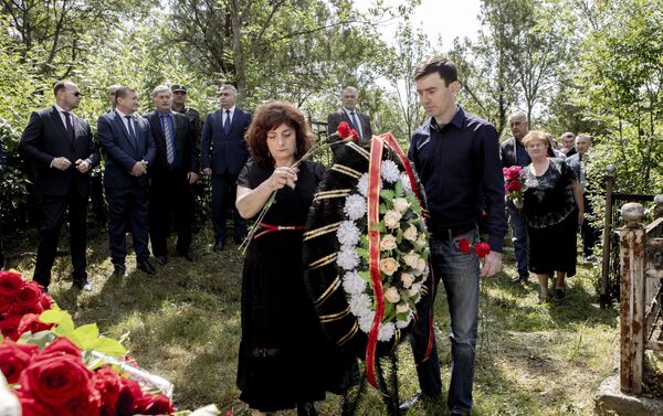 Возложение цветов к памятнику 13 коммунарам - Sputnik Южная Осетия