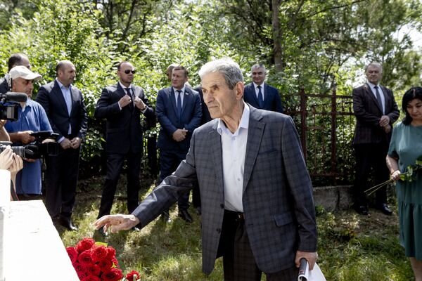 Возложение цветов к памятнику 13 коммунарам - Sputnik Южная Осетия