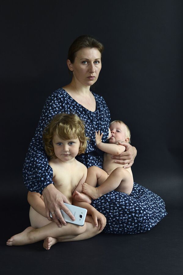Снимок Motherhood российского фотографа Maria Kokunova, победивший в категории Discovery (Professional) конкурса Sony World Photography Awards 2020 - Sputnik Южная Осетия