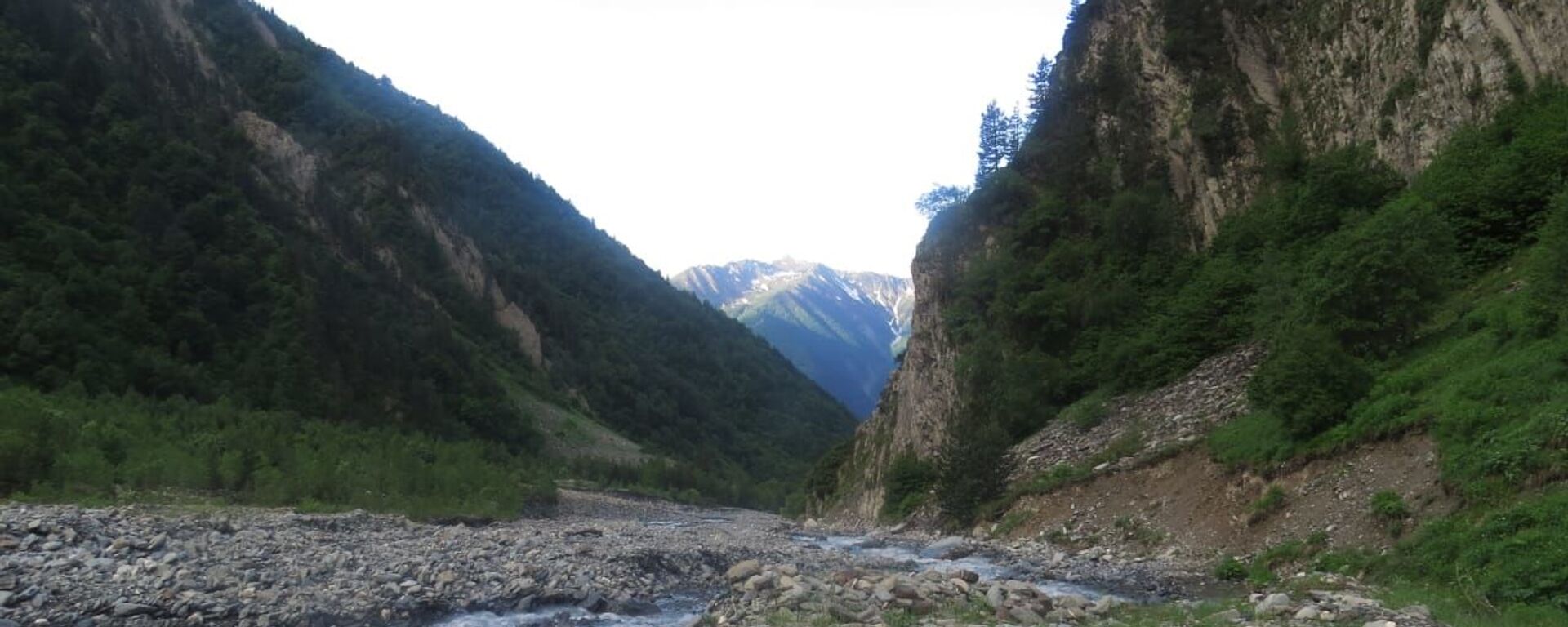 Восхождение к перевалу Сба в память о жертвах геноцида - Sputnik Южная Осетия, 1920, 02.09.2021