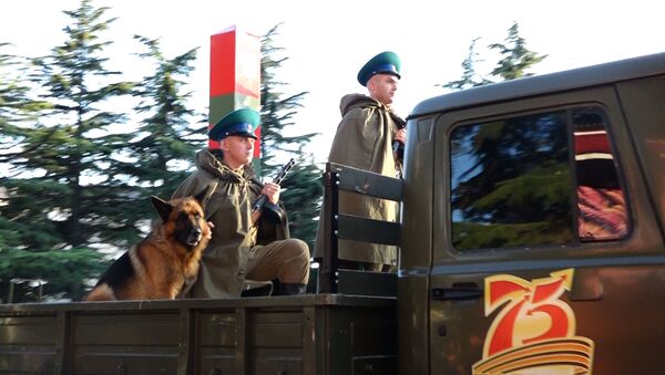 Как военные Южной Осетии репетировали Парад Победы - видео - Sputnik Южная Осетия