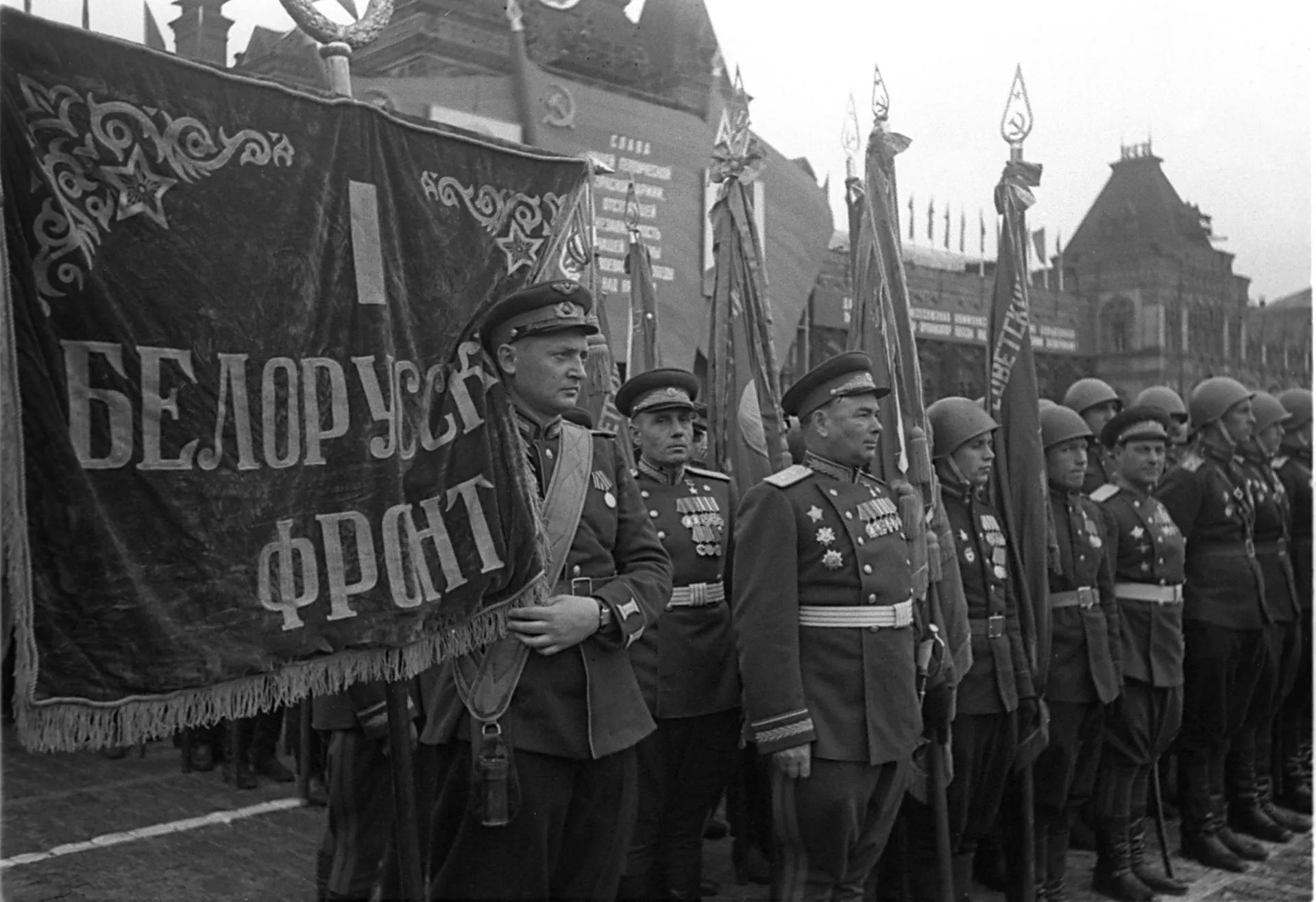 Воины 1 Белорусского фронта на Параде Победы на Красной площади 24 июня 1945 года Воины 1 Белорусского фронта на Параде Победы на Красной площади 24 июня 1945 года
