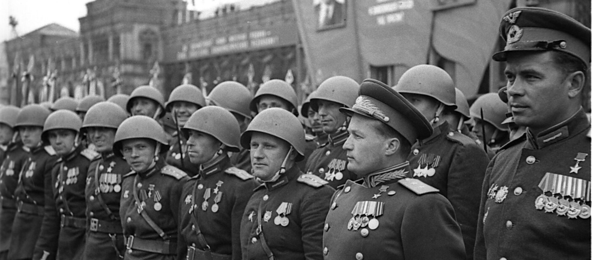Парад Победы на Красной площади 24 июня 1945 года - Sputnik Южная Осетия, 1920, 01.07.2021